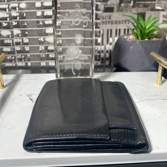 Authentic Gucci Leather Wallet - Picture 13 of 15